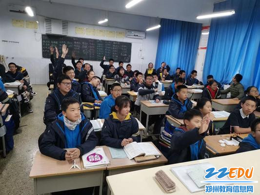 班会课的抢答环节,大家积极作答 班会课的抢答环节,大家积极作答