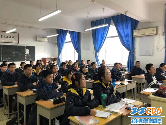 认真聆听班会课的同学们 认真聆听班会课的同学们