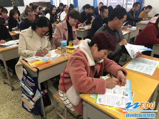 家长代表们签署“遵守交通规则 文明出行”的承诺书 家长代表们签署“遵守交通规则 文明出行”的承诺书