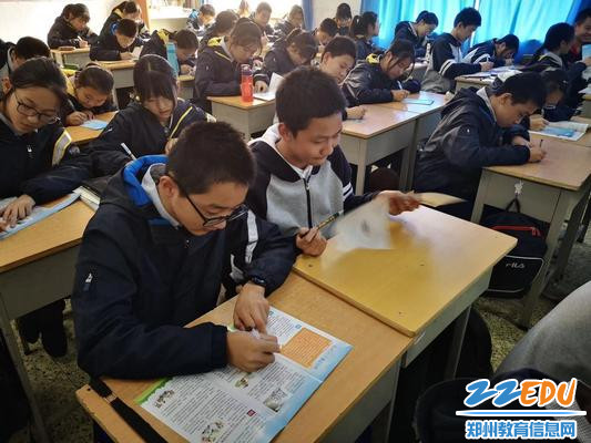 学生签署“遵守交通规则 文明出行”的承诺书 学生签署“遵守交通规则 文明出行”的承诺书