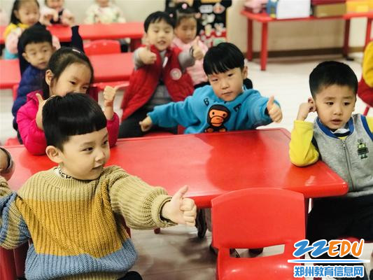 4孩子们为故事大王点赞 4孩子们为故事大王点赞