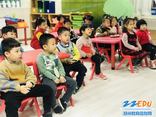 5孩子认真听故事 5孩子认真听故事