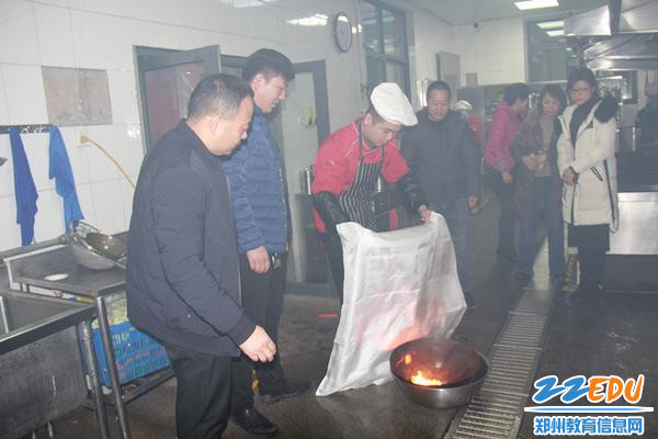 1厨师拿灭火毯进行灭火_副本 1厨师拿灭火毯进行灭火_副本