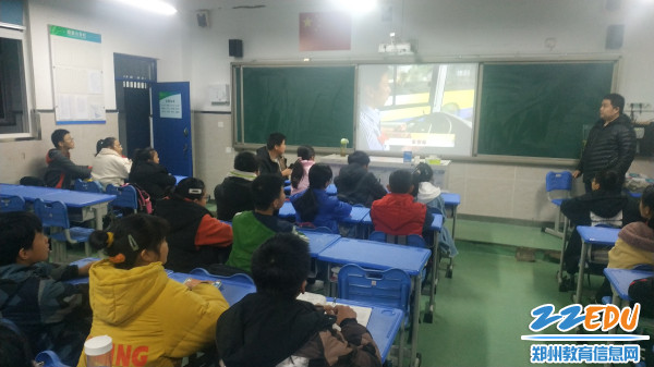 2.观看交通安全教育视频 2.观看交通安全教育视频