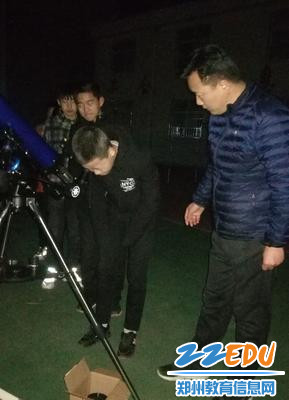 张战伟老师组织七年级的学生正在准备进行天文观测