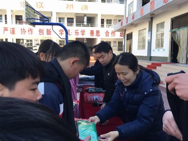 郑州五中捐赠帮扶东明一中,雪中送炭爱心温暖支教师生
