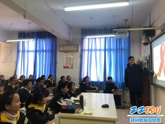 学生们积极交流各自的学习心得 学生们积极交流各自的学习心得