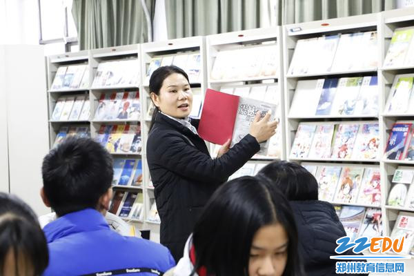 图片2：图书馆管理员王广琼老师介绍图书检索知识