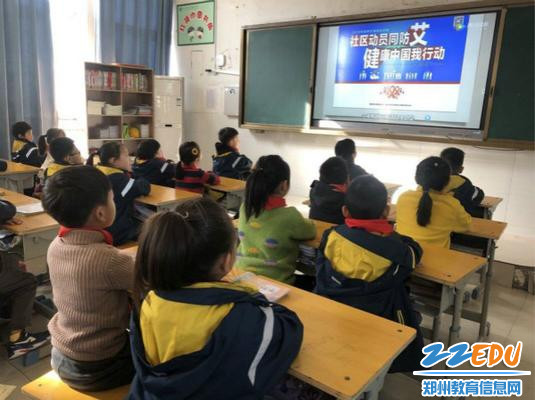 3 队员们认真学习防范艾滋病知识