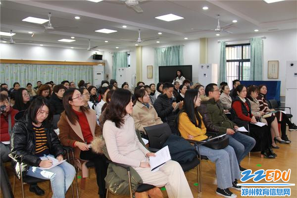 3.家长们认真听取讲座 3.家长们认真听取讲座