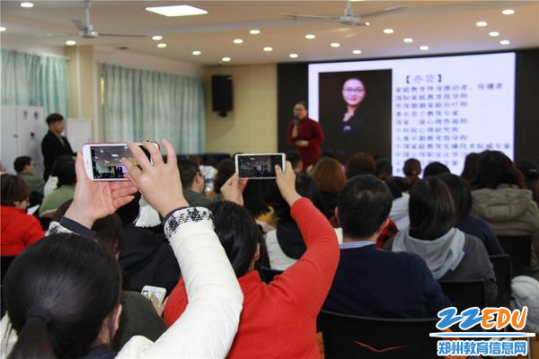 4.家长们纷纷用手机或笔记认真记录讲座所得 4.家长们纷纷用手机或笔记认真记录讲座所得