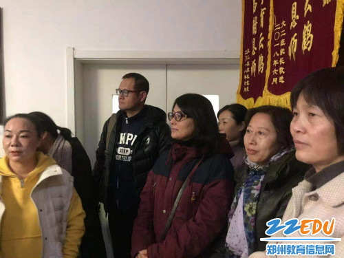 陪同学生的老师们 陪同学生的老师们