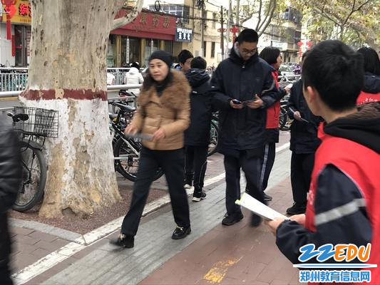 学生志愿者派发文明交通宣传页 学生志愿者派发文明交通宣传页