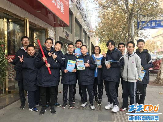 学生志愿者在花园路派发交通宣传页 - 副本 学生志愿者在花园路派发交通宣传页 - 副本