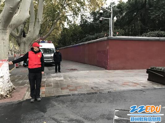 郑州八中团委负责人文明交通疏导 郑州八中团委负责人文明交通疏导