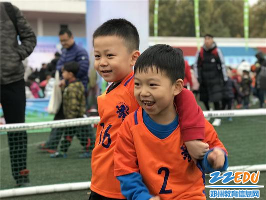 1赛前热身时信心满满的小球员 1赛前热身时信心满满的小球员