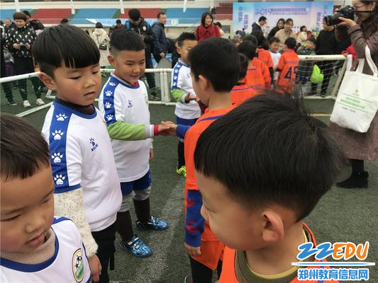 2友谊第一比赛第二,小球员赛后与对手一一握手 2友谊第一比赛第二,小球员赛后与对手一一握手