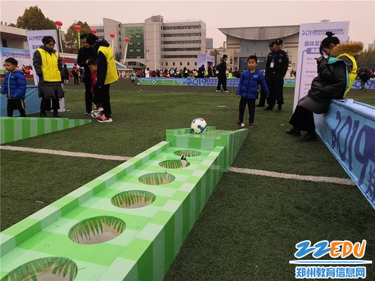 3小球员开心地体验各种趣味足球游戏 3小球员开心地体验各种趣味足球游戏