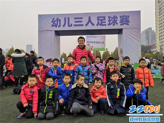 4足球小将们与老师一起合影留念 4足球小将们与老师一起合影留念