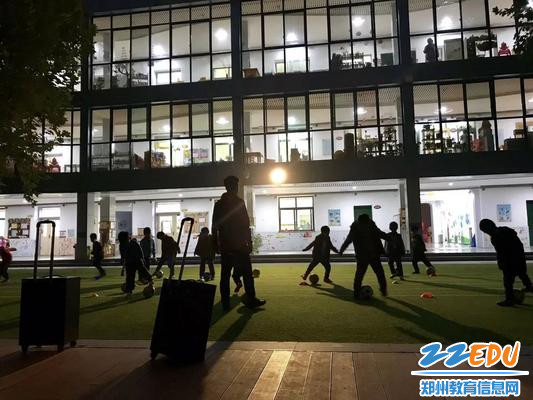 6.夜幕下,足球宝贝们依旧在奋力练习 6.夜幕下,足球宝贝们依旧在奋力练习