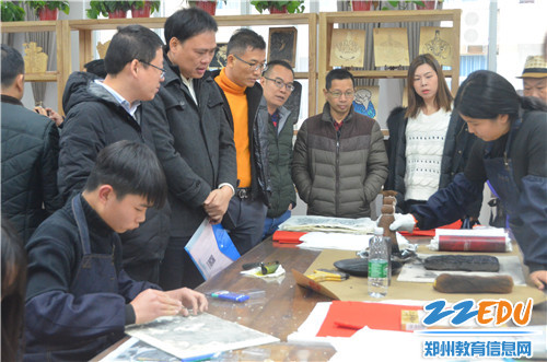 参观烙画实训室 参观烙画实训室