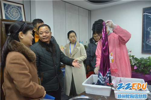 参观扎染实训室 参观扎染实训室