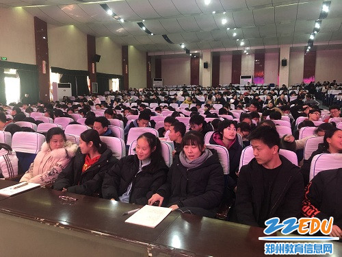 现场激烈讨论 现场激烈讨论