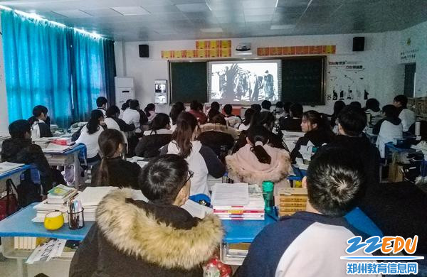 3.学生在观看宪法教育沙画视频《五四宪法诞生记》 3.学生在观看宪法教育沙画视频《五四宪法诞生记》