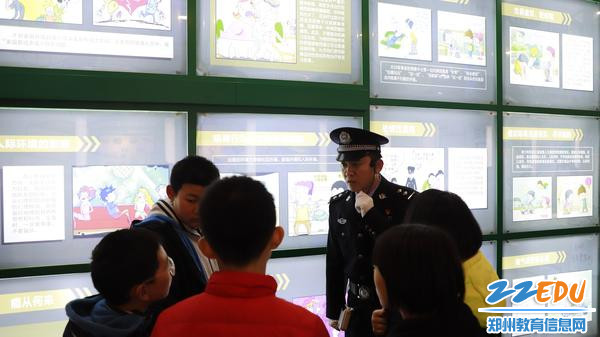 戒毒警察在给孩子们讲解毒品危害