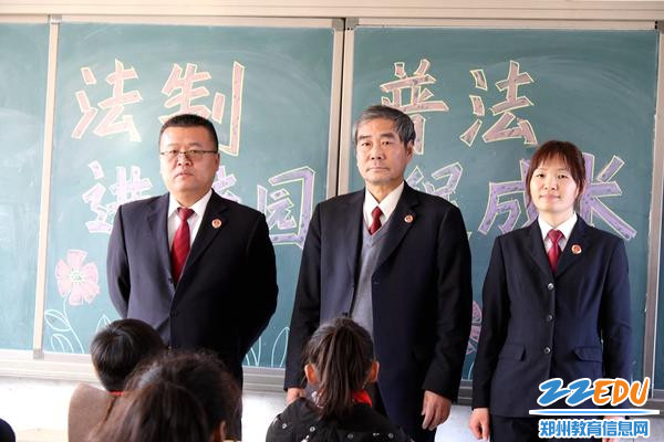 法制副校长吴曰庆（左）、法制辅导员曹龙（中）、检察官王丽（右）走进课堂