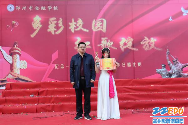 校长同特等奖班级同学代表合影 校长同特等奖班级同学代表合影