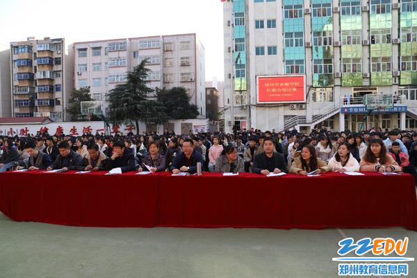 评委与观众认真观看 评委与观众认真观看