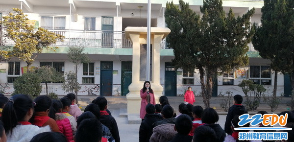 校长陈艳芳在给同学们“讲那过去的事情”_调整大小 校长陈艳芳在给同学们“讲那过去的事情”_调整大小