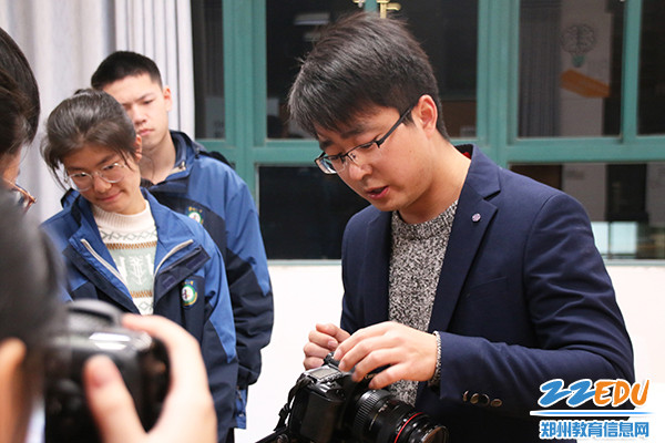 3.魅影社团指导老师王明星和大家一起认识相机结构 3.魅影社团指导老师王明星和大家一起认识相机结构