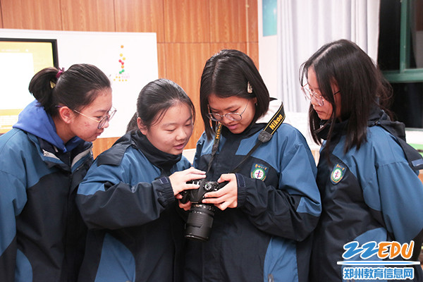 7兴致勃勃,讨论照片构图 7兴致勃勃,讨论照片构图