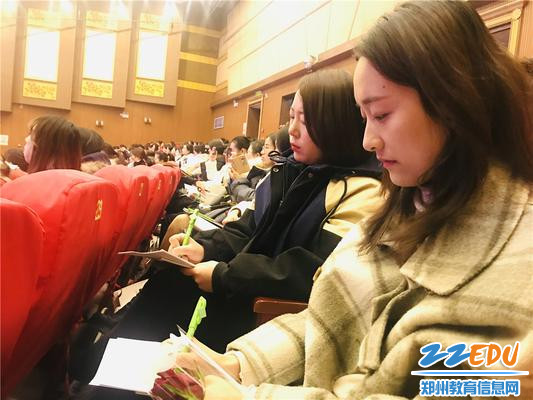 2.活动中教师认真记录 2.活动中教师认真记录