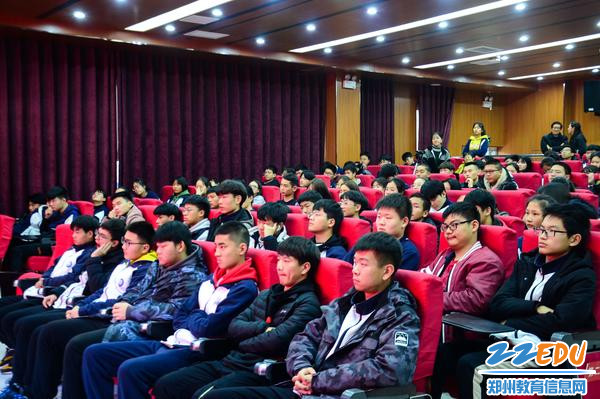 同学们聚精会神观看表演 同学们聚精会神观看表演