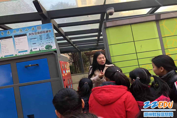 2.韩华珍主任给同学们讲解垃圾分类房的意义 2.韩华珍主任给同学们讲解垃圾分类房的意义