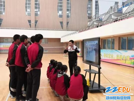 李林飞老师演示接球手势_副本 李林飞老师演示接球手势_副本