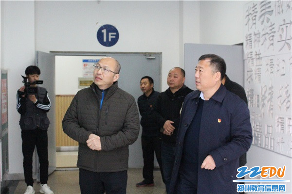 3参观综合教学楼文化墙 3参观综合教学楼文化墙