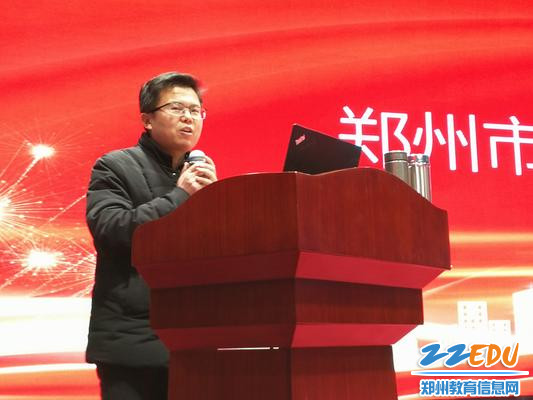 2.郑州八中政教处副主任甘铁权主持家长学校讲座 - 副本 2.郑州八中政教处副主任甘铁权主持家长学校讲座 - 副本