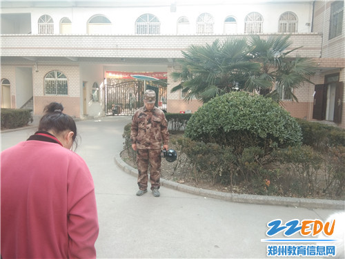 教官带领学生们默哀 教官带领学生们默哀