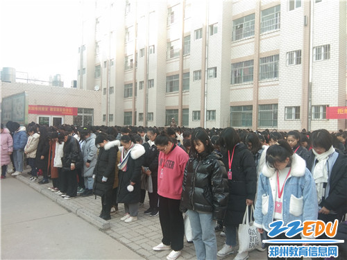 同学们向南京大屠杀死难者默哀 同学们向南京大屠杀死难者默哀