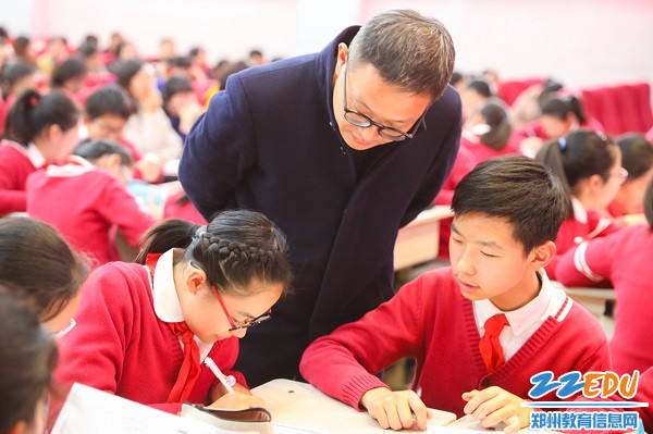 钱锋老师和学生一起进行讨论 钱锋老师和学生一起进行讨论