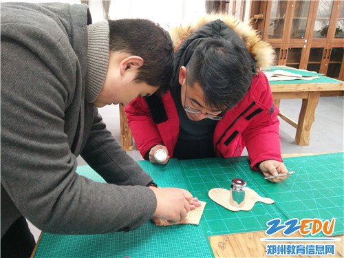 体验皮艺的雕刻技艺 体验皮艺的雕刻技艺