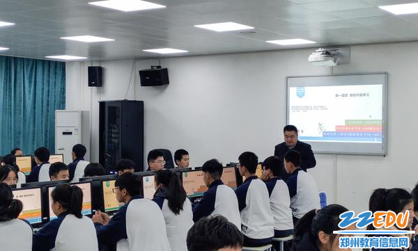 1寇义锋老师为学生讲解岗位能力标准 1寇义锋老师为学生讲解岗位能力标准