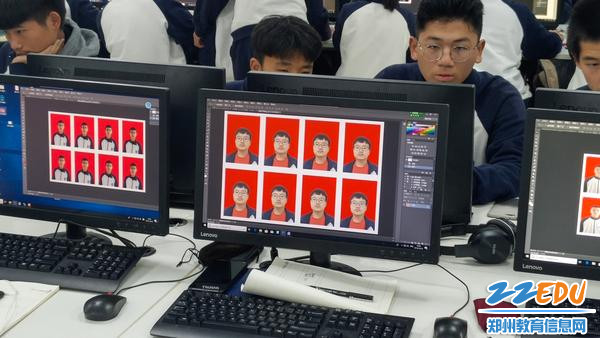 2学生在课堂上制作证件照 2学生在课堂上制作证件照