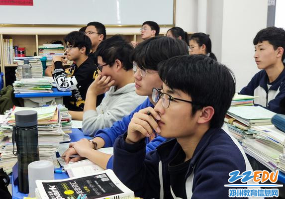 4课堂上学生如痴如醉 4课堂上学生如痴如醉