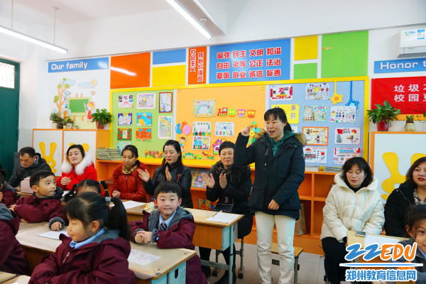 家长评委们为孩子的演讲疯狂打“call” 家长评委们为孩子的演讲疯狂打“call”