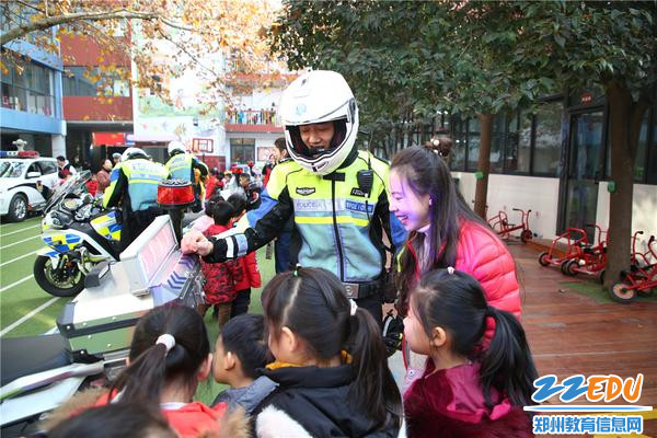 2.孩子们现场体验和感受铁骑和交警的装备